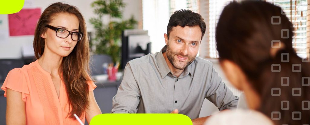 Três pessoas fazendo uma reunião concentrados