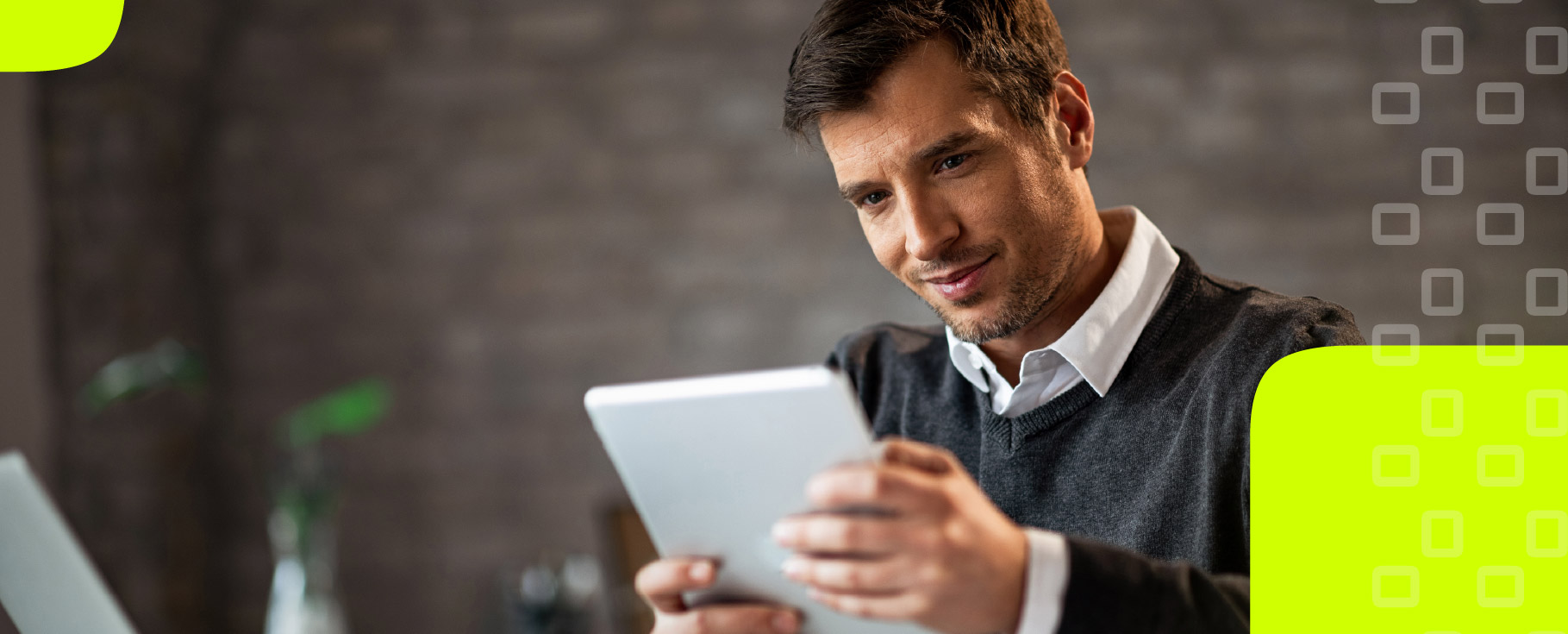 Homem branco de 40 anos, olhando para a tela de um tablet prateado