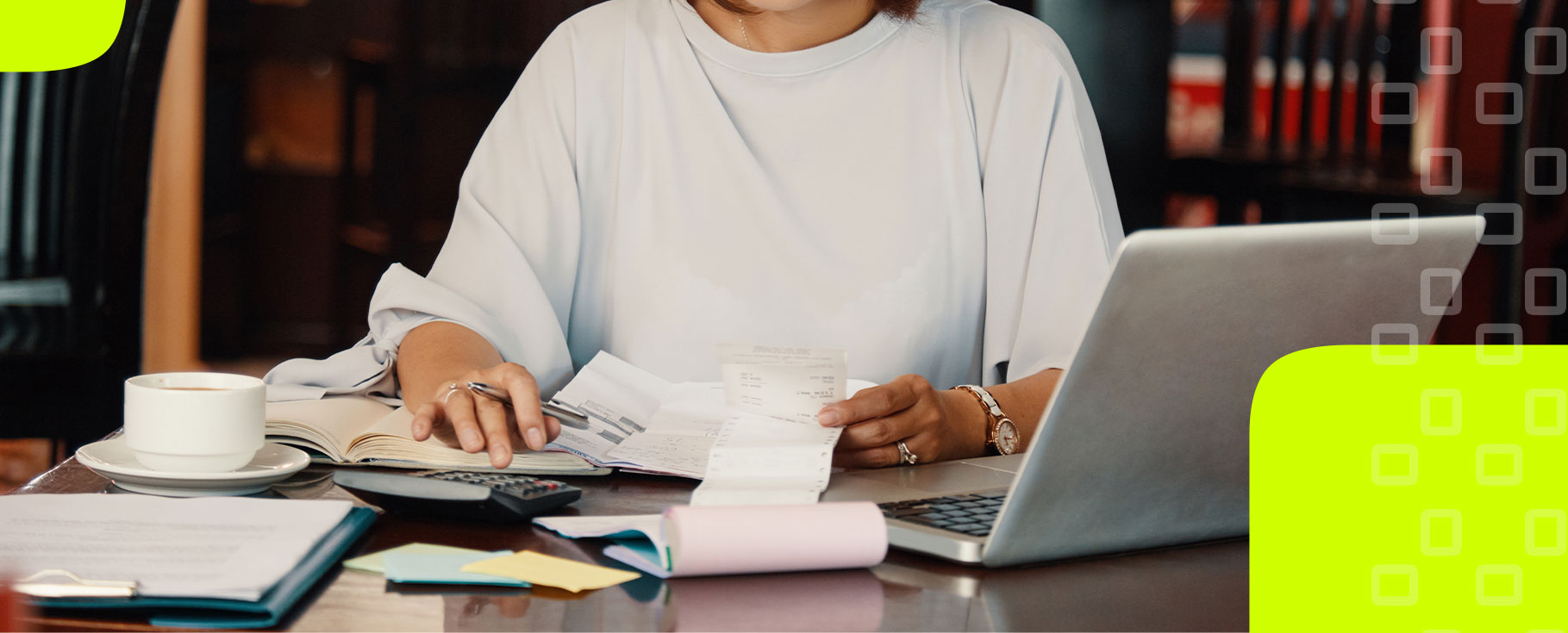 Pessoa trabalhando com papel e laptop na mesa de escritório, organizando documentos e tarefas diárias de trabalho remoto.